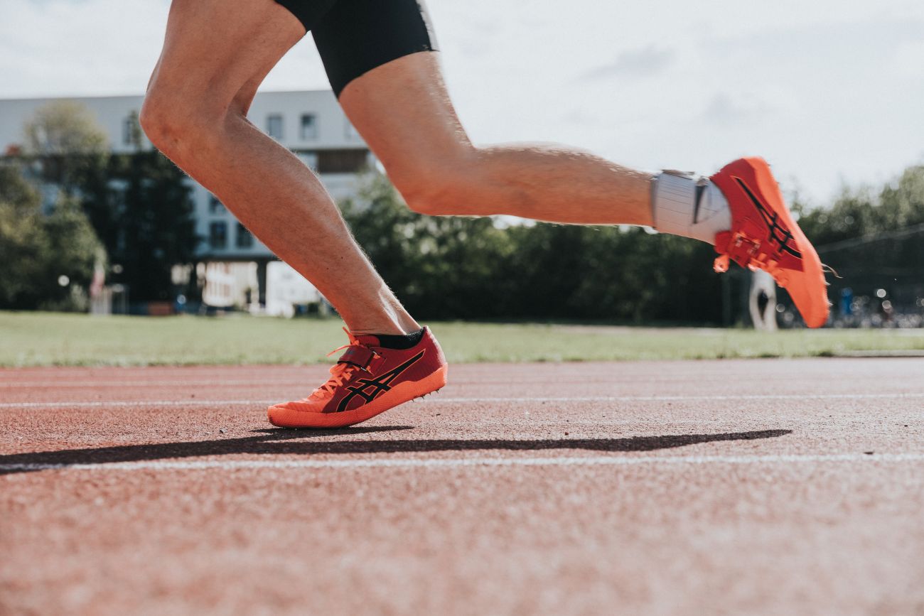 Een student uit de educatieve bachelor LO en bewegingsrecreatie is aan het lopen op de looppiste.