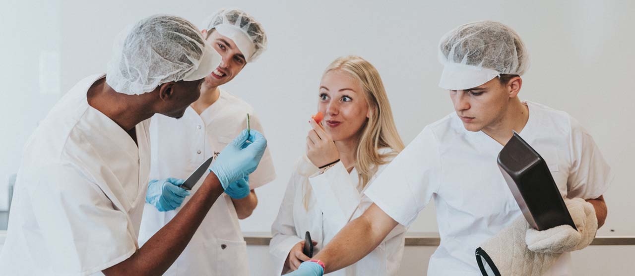 studenten voedings- en dieetkunde aan de slag in het kooklab