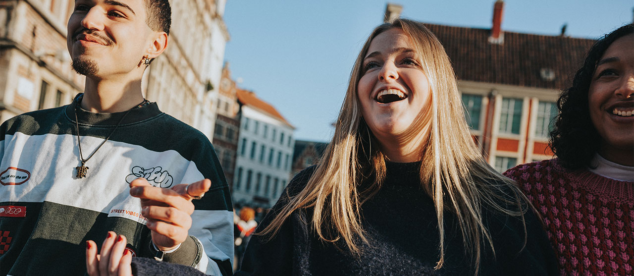 Lachende studenten in het centrum van studentenstad Gent