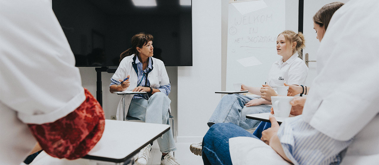 Studenten verpleegkunde tijdens een theorieles farmacologie op campus Vesalius.