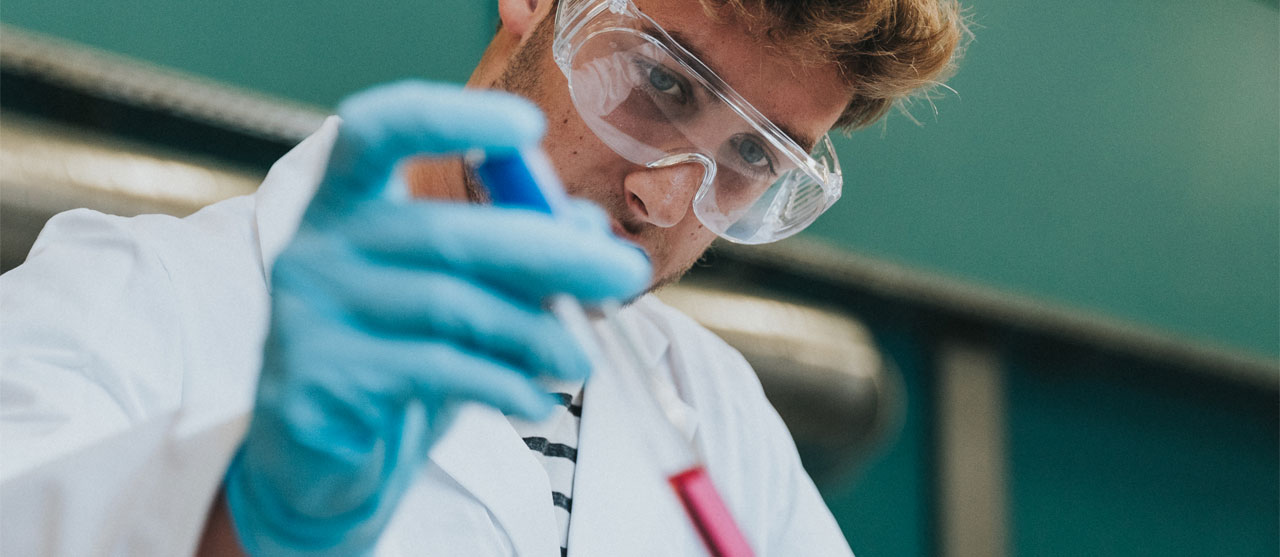 Een student uit de bachelor biomedische laboratoriumtechnologie van HOGENT analyseert een bloedstaal in het labo.