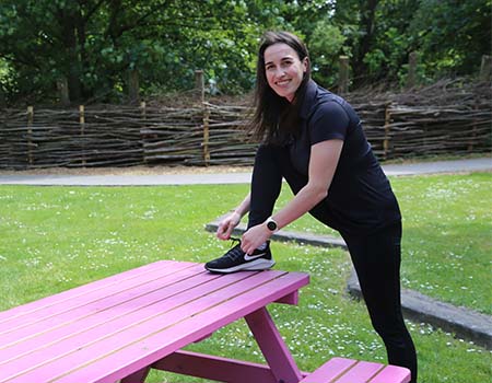 Dempsey Demeyer aan de slag in een park als personal trainer.