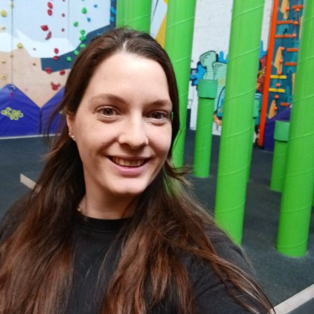 Jana Van Tornhout, jeugdcoördinator en oud-studente uit de educatieve bachelor LO en bewegingsrecreatie aan HOGENT.