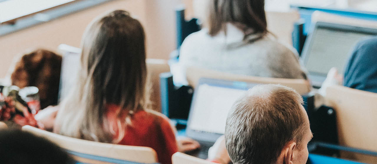 Studenten uit het graduaat Accounting Administration van HOGENT volgen een hoorcollege op de campus.