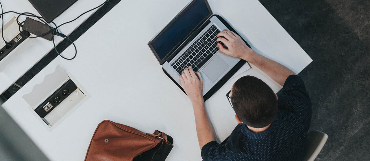 Een student Accounting Administration oefent met boekhoudsoftware op zijn laptop.