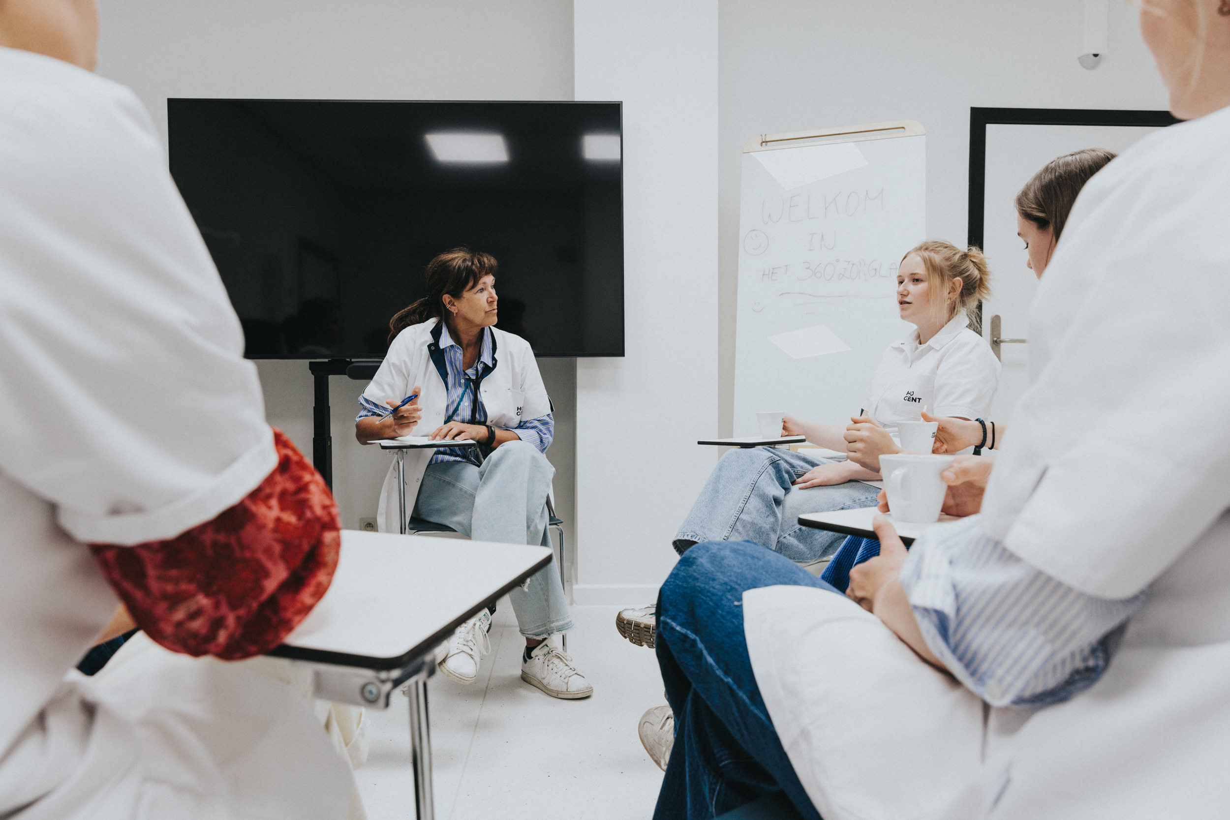 Studenten verpleegkunde tijdens een theorieles farmacologie op campus Vesalius.