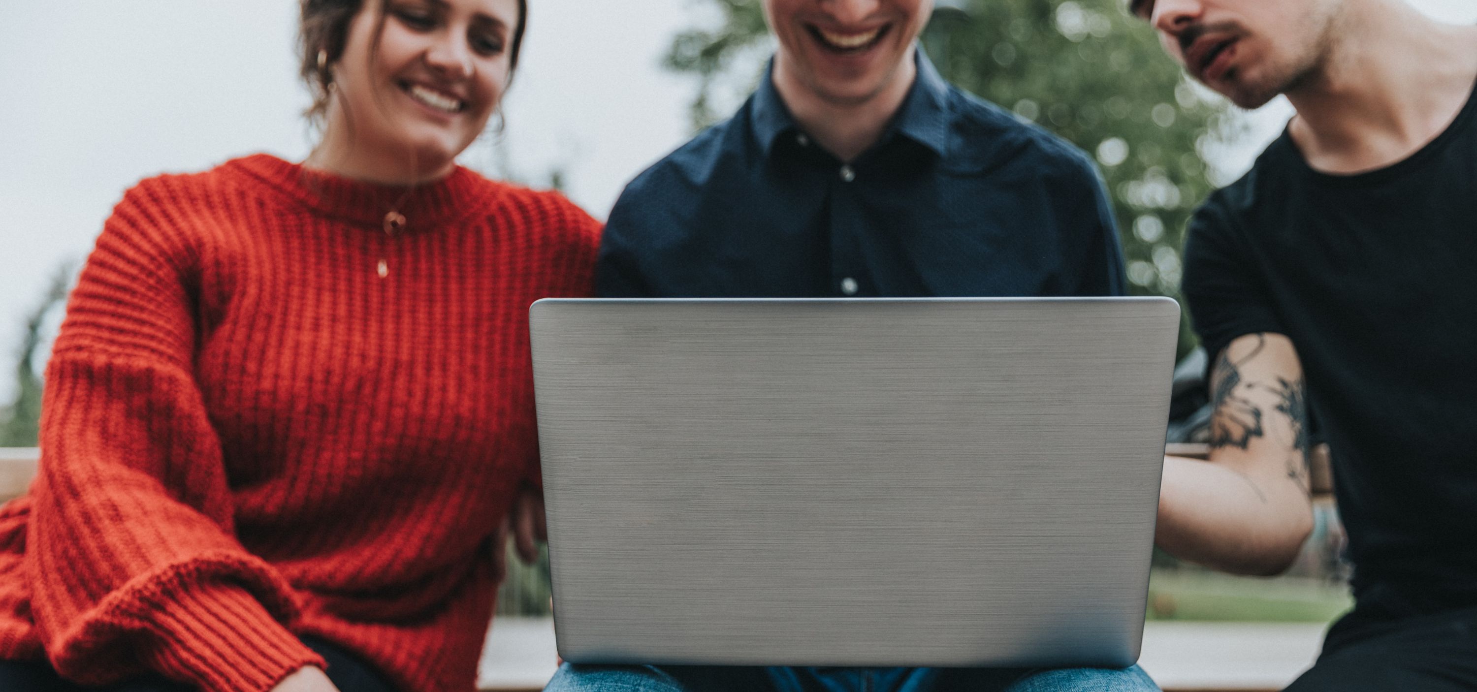 Sfeerbeeld van studenten achter computer