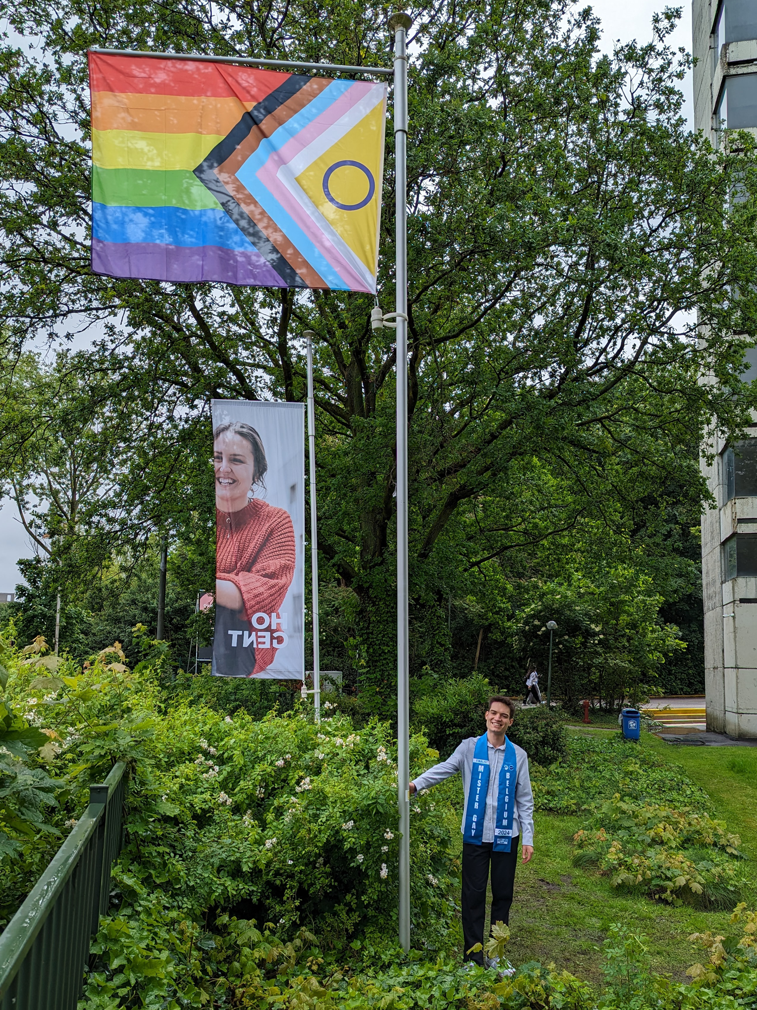 HOGENTenaar Jeroen Demaldré met regenboogvlag