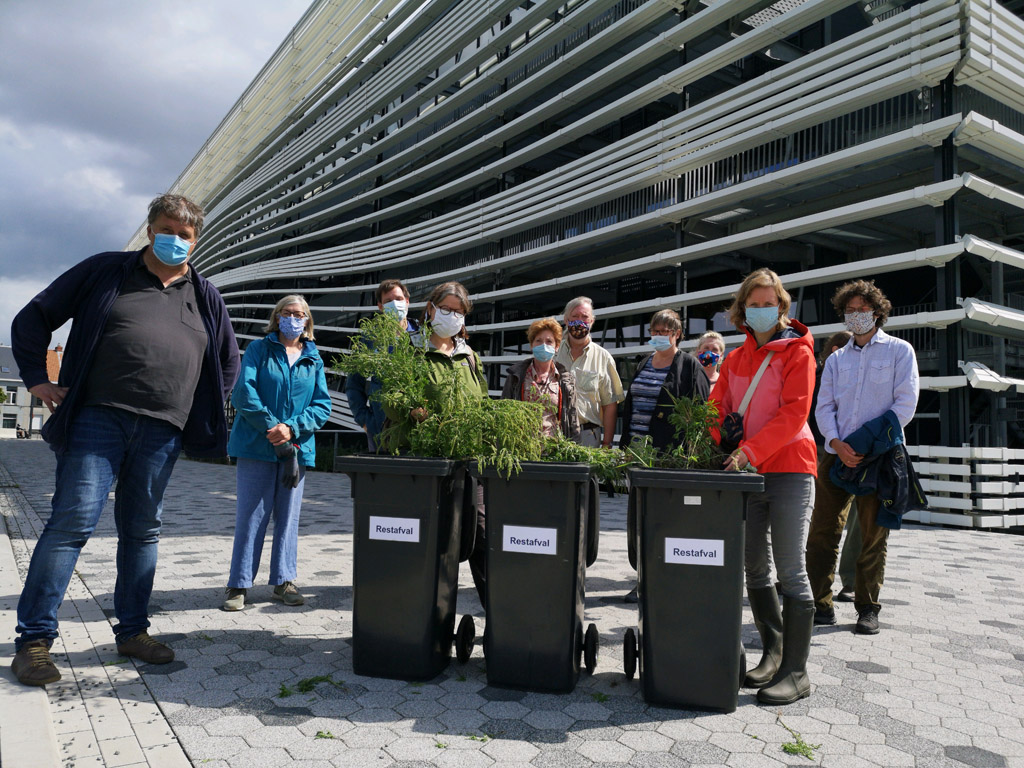 poserende mensen met vuilbakken vol planten voor campus Schoonmeersen gebouw T