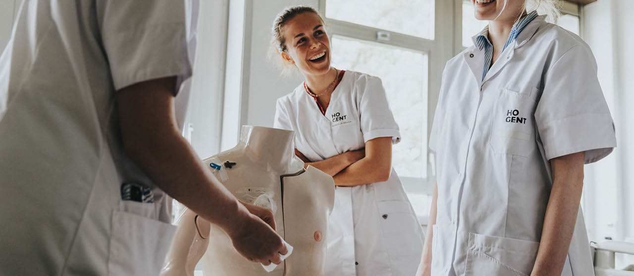 Studenten uit de opleiding medische technologie van HOGENT leren met een oefenpop over de anatomie van het menselijk lichaam.