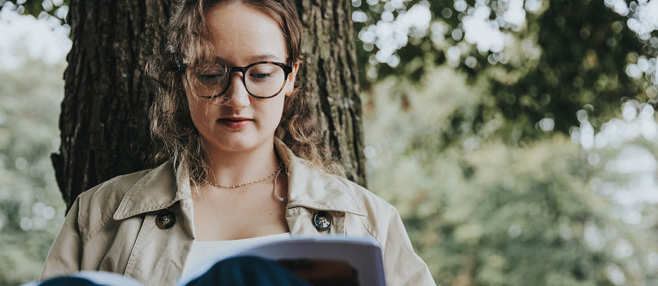 Een studente milieu- en duurzaamheidsmanagement leest zich in in een onderzoeksthema voor haar eindwerk.