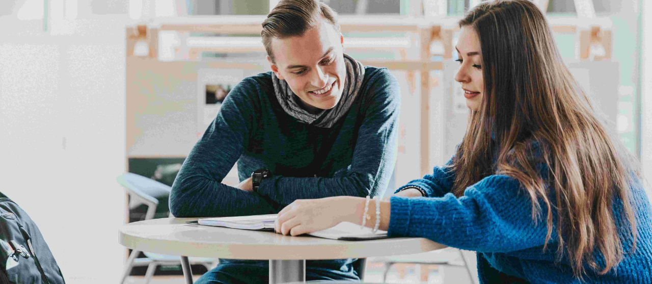 Twee studenten Accounting Administration werken samen aan een project.