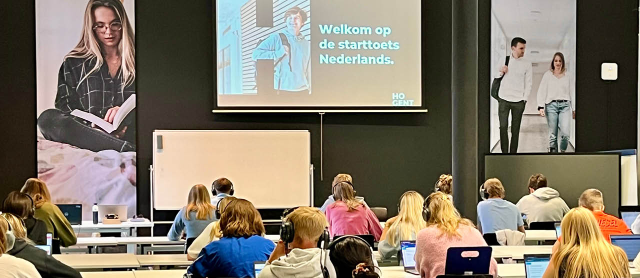 Een nieuwe lichting kandidaat-studenten van de educatieve bachelors legt een starttoets Nederlands af op HOGENT-campus Ledeganck.