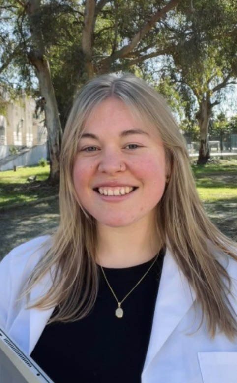 Trui Cambie, oud-studente en voedingstechnologie aan HOGENT en praktijklector laboratoriumtechnieken.