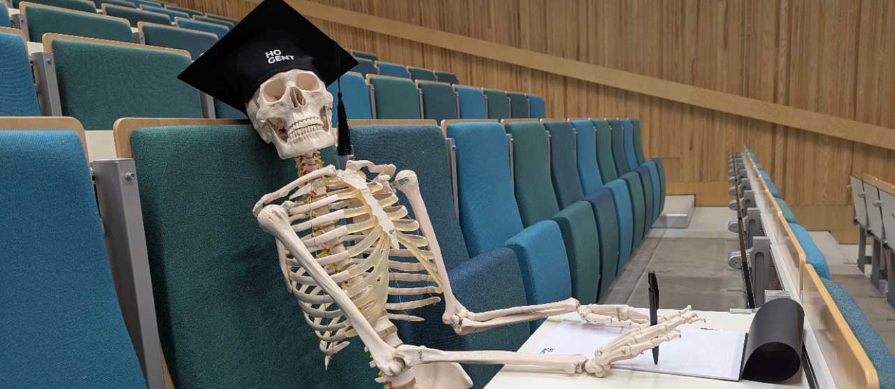 Foto Skelet met afstudeerhoedje herinnert HOGENTenaars aan belangrijke boodschap.