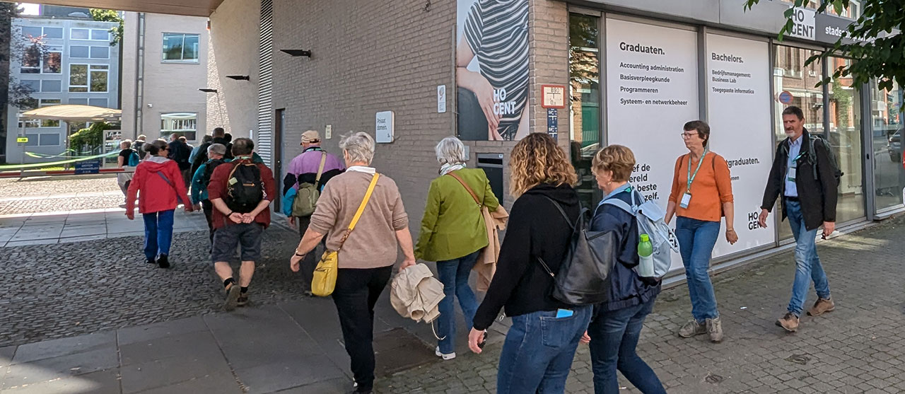 Foto Urban Walk loodst 2800 wandelaars door campus Aalst.