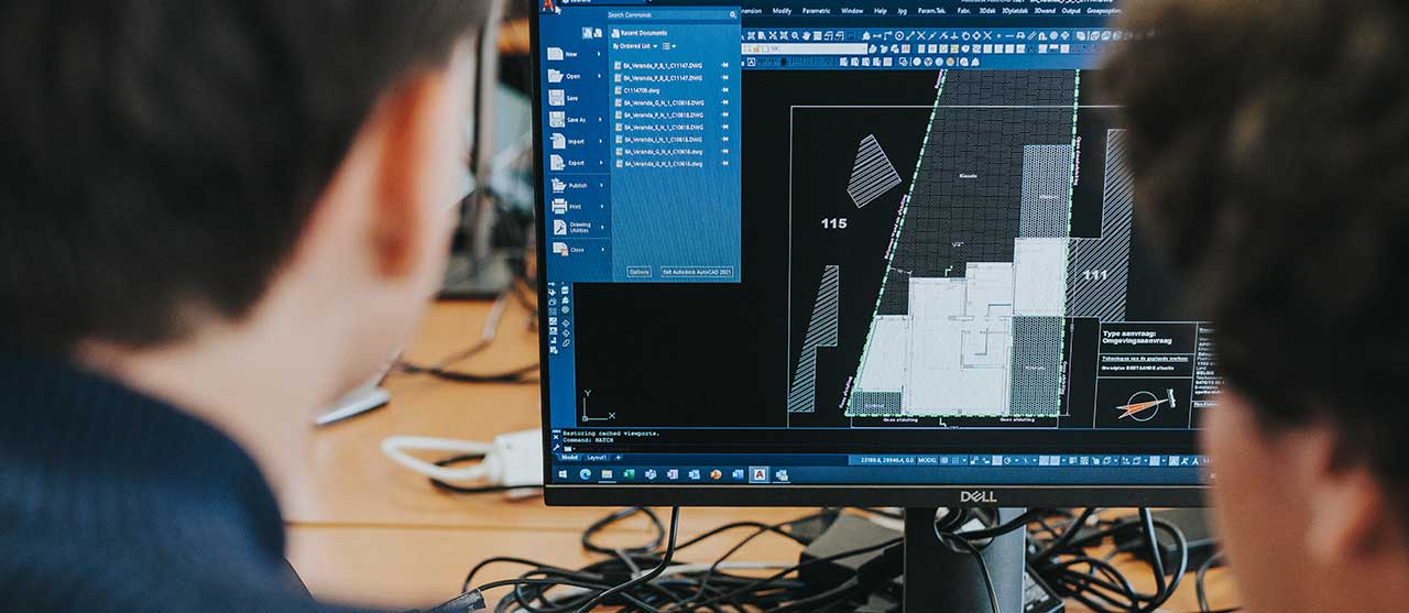 Twee studenten werforganisatie aan HOGENT bekijken een digitaal bouwplan.