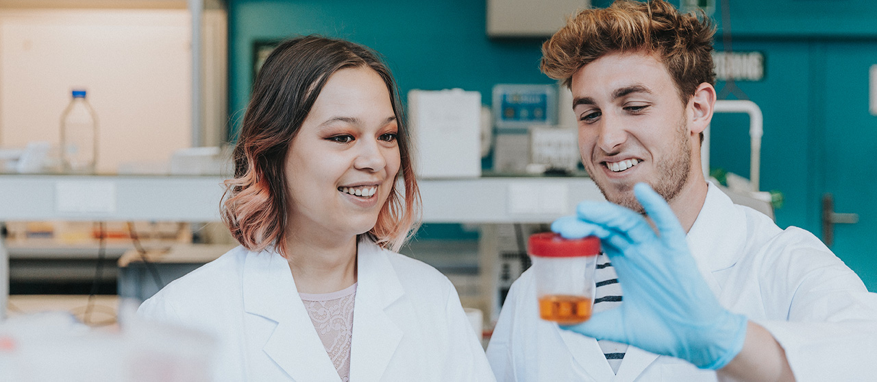 Foto Verschil tussen chemie, biomedische laboratoriumtechnologie en laboratoriumassistentie