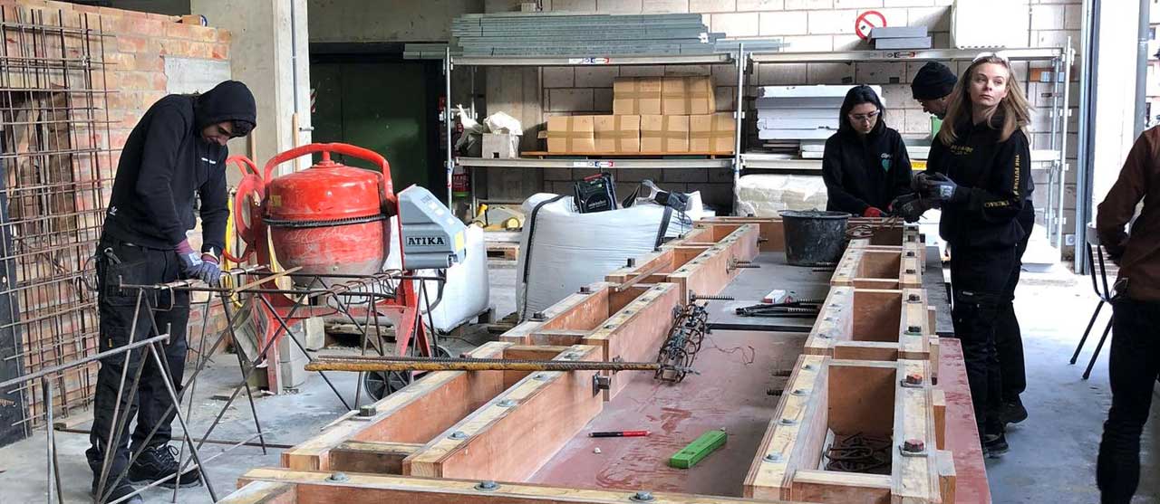 Studenten uit de graduaatsopleiding werforganisatie afstudeerrichting woningbouw aan HOGENT volgen een praktijkles betontechnologie.