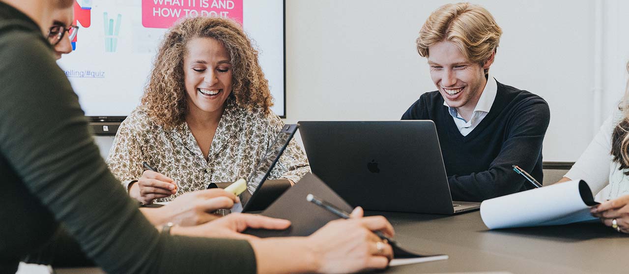 Een groepje studenten uit de opleiding financiën en verzekeringen van HOGENT werken samen een financieel plan uit.