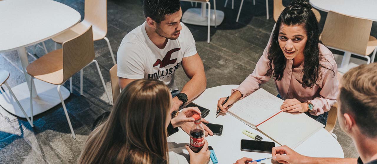 Studenten uit het traject business lab van de bachelor bedrijfsmanagement werken samen aan een bedrijfsopdracht voor Lab 1.