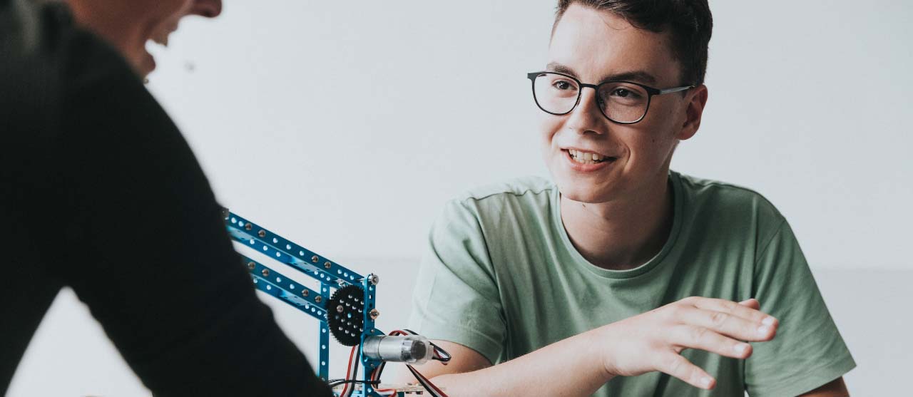 Student sales support oefent klantgerichte communicatietechnieken met een medestudent.