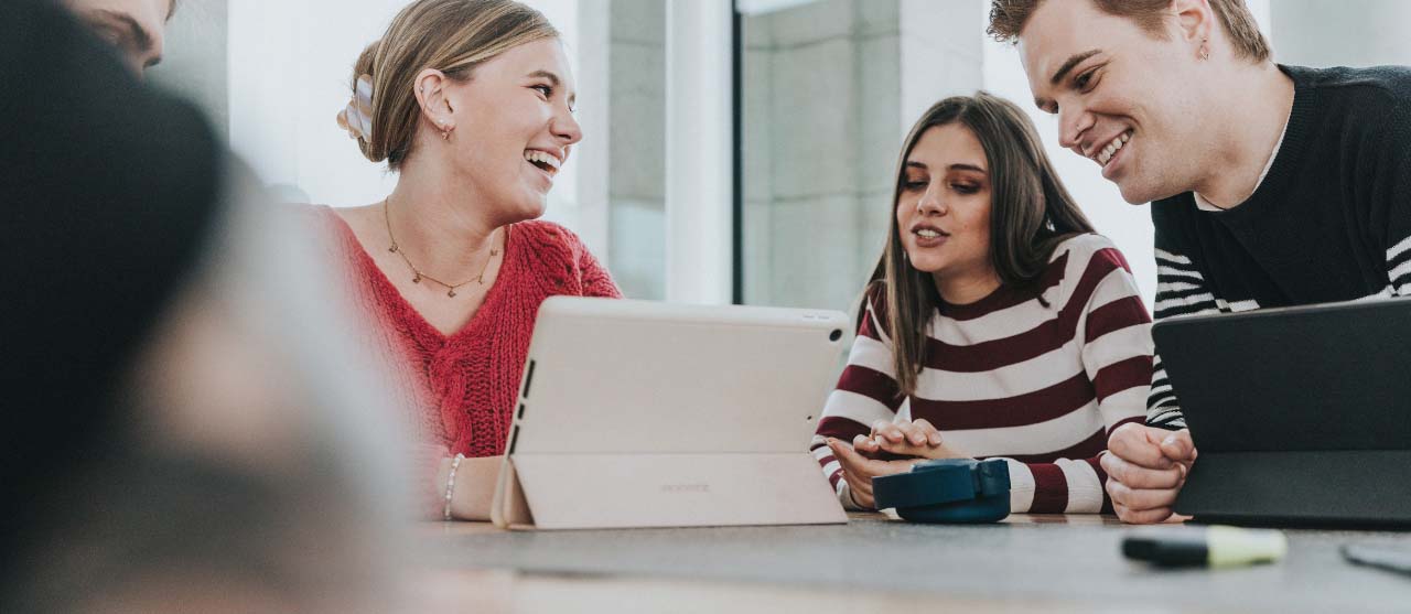 Tweedejaars uit de opleiding kmo-management werken aan het ondernemingsplan van hun 'Student Company'.