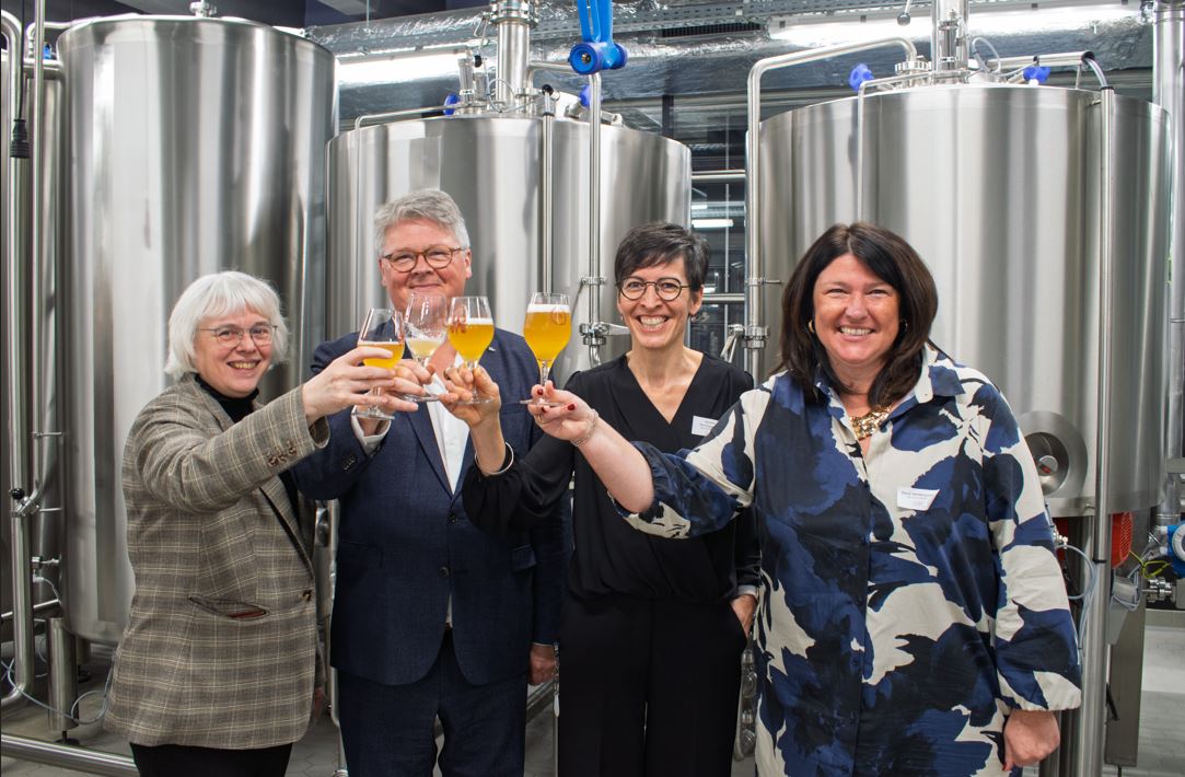 Els Van Damme (decaan Faculteit Bio-ingenieurswetenschappen UGent), Koen Goethals(algemeen directeur HOGENT), Jessika De Clippeleer (hoofd innovatiecentrum voor Brouwerij & Fermentatie) en Dana Vanderputten (lector bruiwerijtechnologie HOGENT) klinken op de vernieuwde brouwerij.