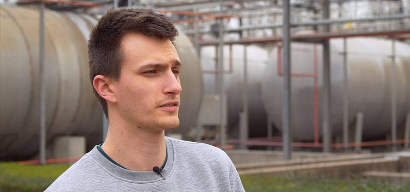 Een student uit de opleiding chemie van HOGENT bespreekt de voordelen van duaal leren.