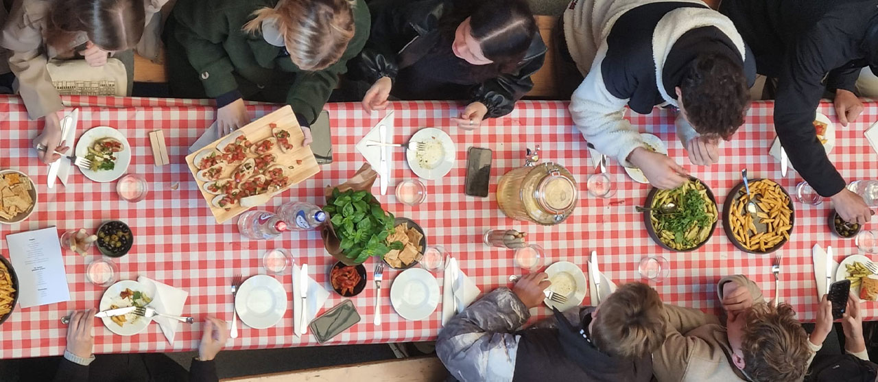 Foto HOGENT-studenten schuiven aan voor 'de langste apero.'