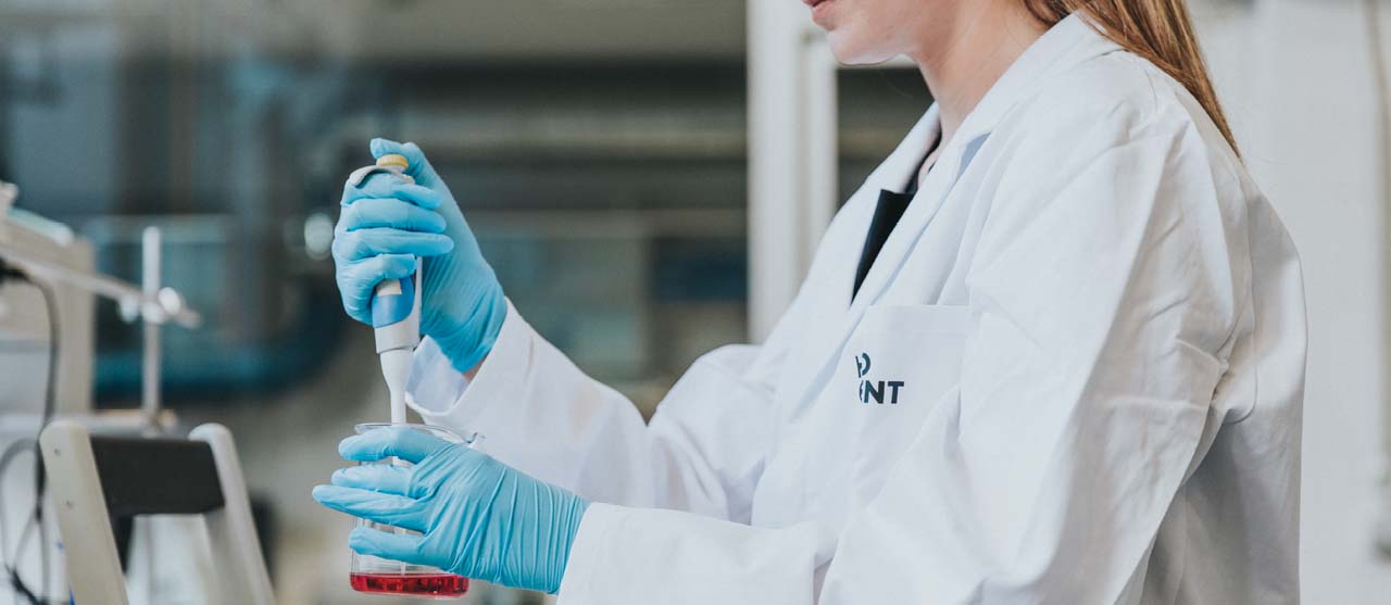 Een studente dierenzorg voert een bloedonderzoek uit in het microbiologisch laboratorium van HOGENT.
