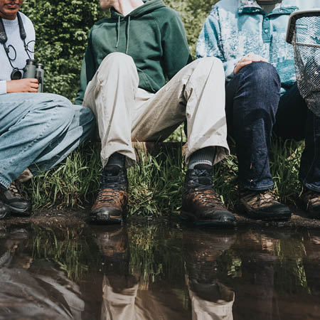 Drie studenten uit de afstudeerrichting groenmanagement van de bachelor agro- en biotechnologie tijdens een excursie in een natuurdomein.