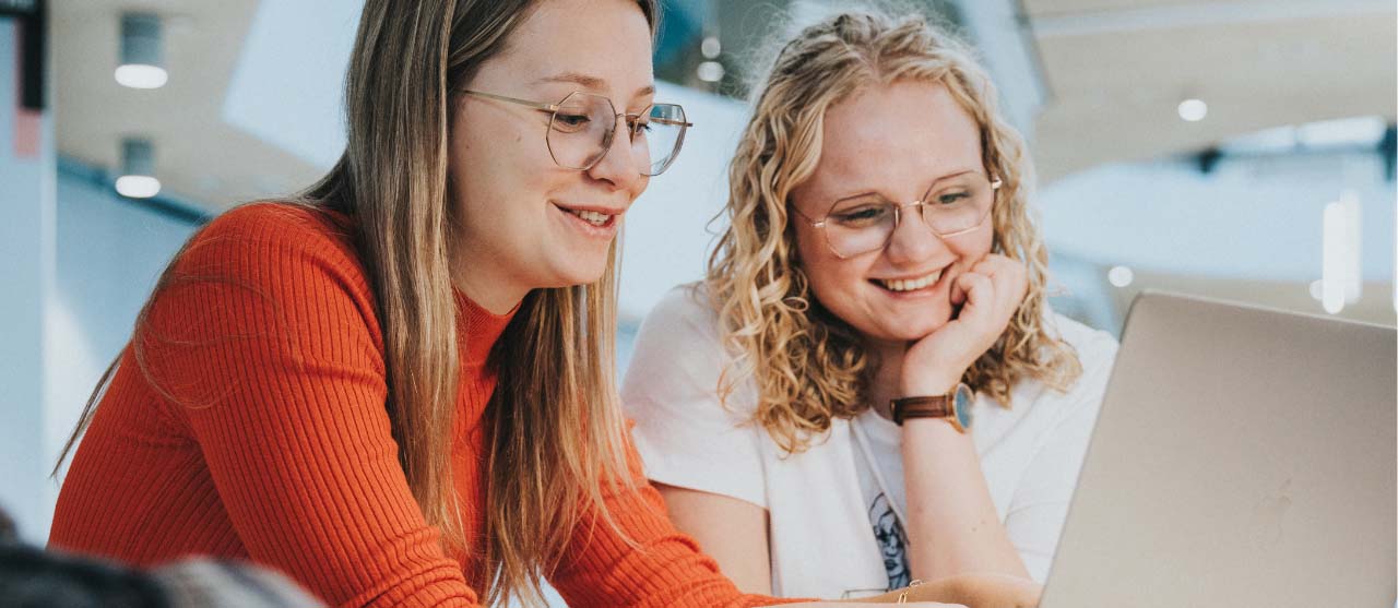 Twee studenten uit de afstudeerrichting financiën en verzekeringen van de bachelor bedrijfsmanagement van HOGENT werken samen aan een financieel plan.