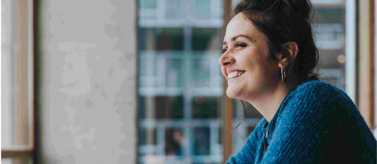 Een studente financiën en verzekeringen aan HOGENT praat met een medestudent.