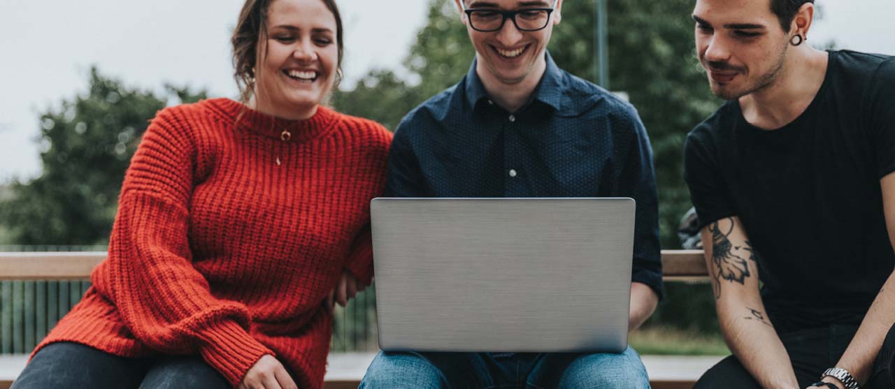 Drie studenten groenmanagement van HOGENT kijken op een laptop naar een tuinontwerp in .Vectorworks.