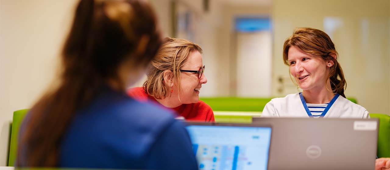 Studenten Health Care Management kijken binnen bij een ziekenhuis uit het partnernetwerk van HOGENT.