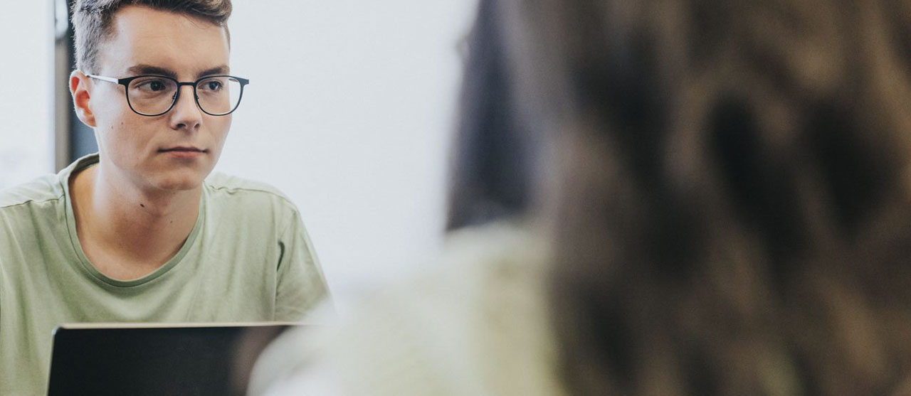 Student landmeten van HOGENT in een vergadering.