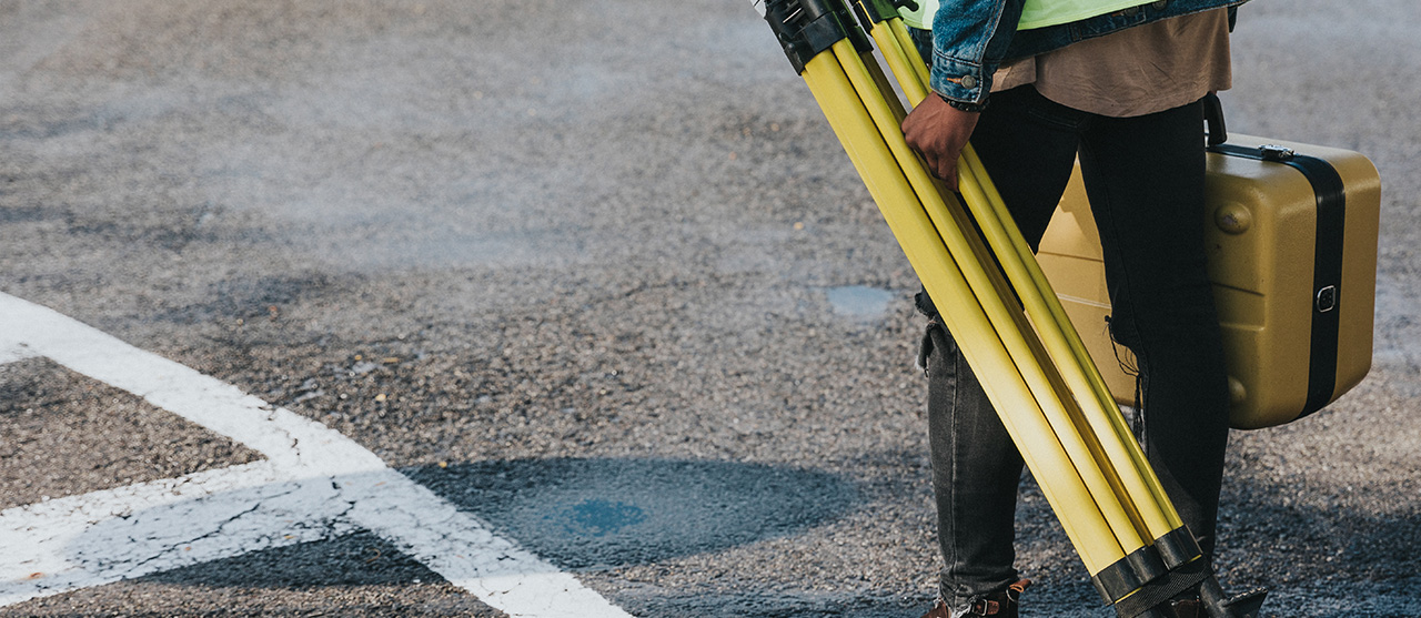 Lanmeter op weg naar een meting met zijn materiaal.