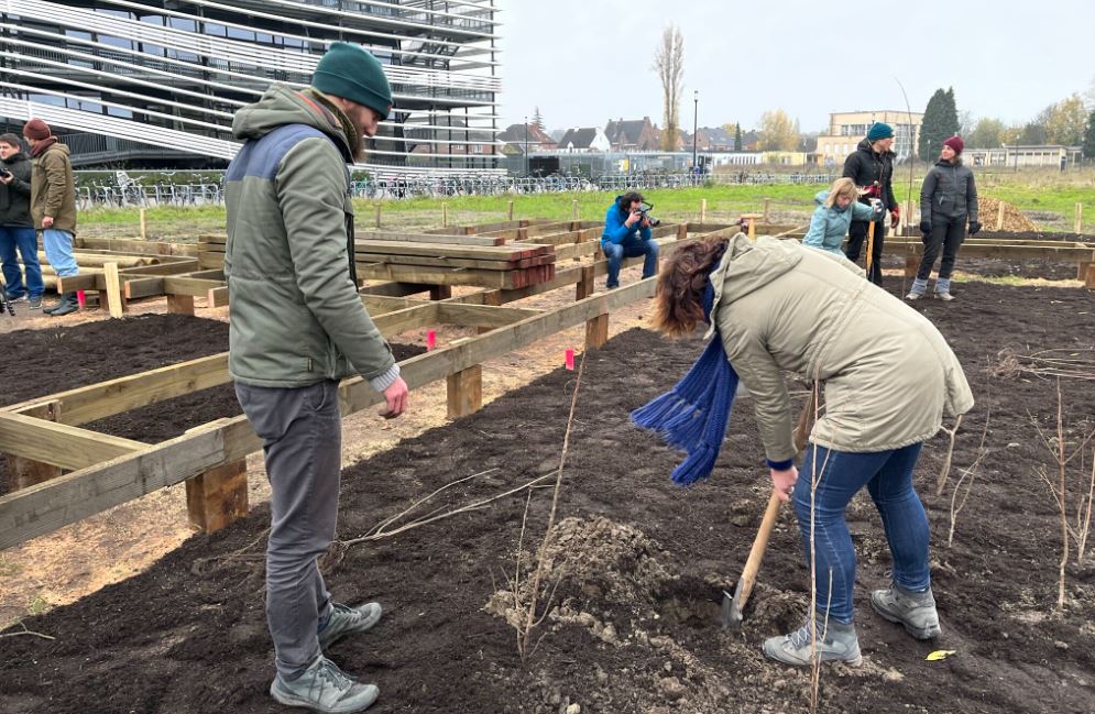 Foto Campus Schoonmeersen kreeg 630 nieuwe planten bij.