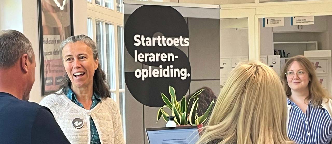 Lector Katrien De Schrijver geeft uitleg over de starttoets tijdens een infodag van HOGENT.