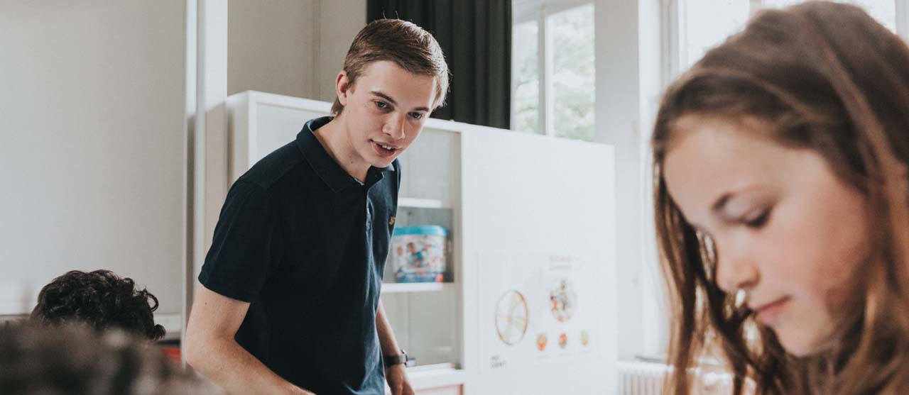 Een eerstejaarsstudent lager onderwijs van HOGENT neemt de klas over tijdens zijn tweede stageweek.