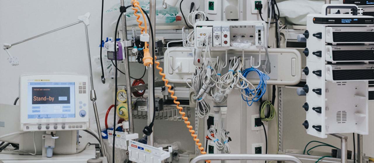Medische apparatuur in een ziekenhuis.