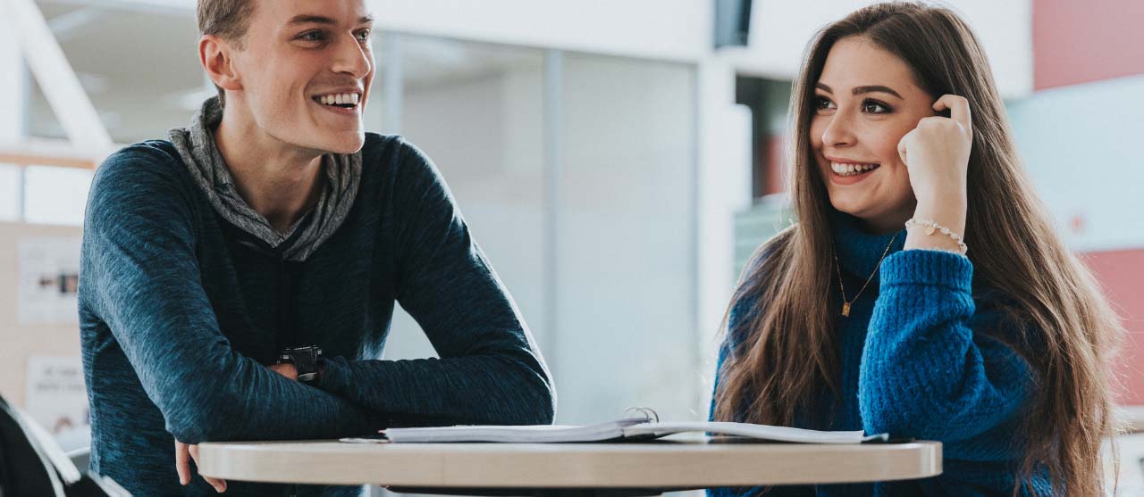 Student uit het allround traject 'business lab' van de bachelor bedrijfsmanagement werken aan een lab.