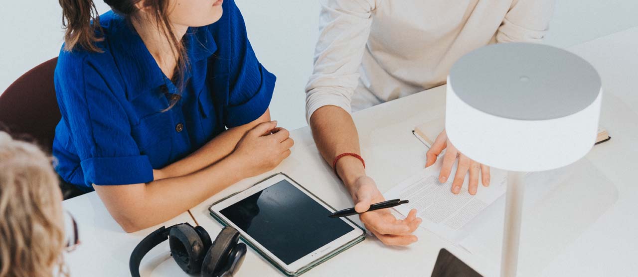 Studenten International Communication van HOGENT verbeteren een tekst gegenereerd door AI.