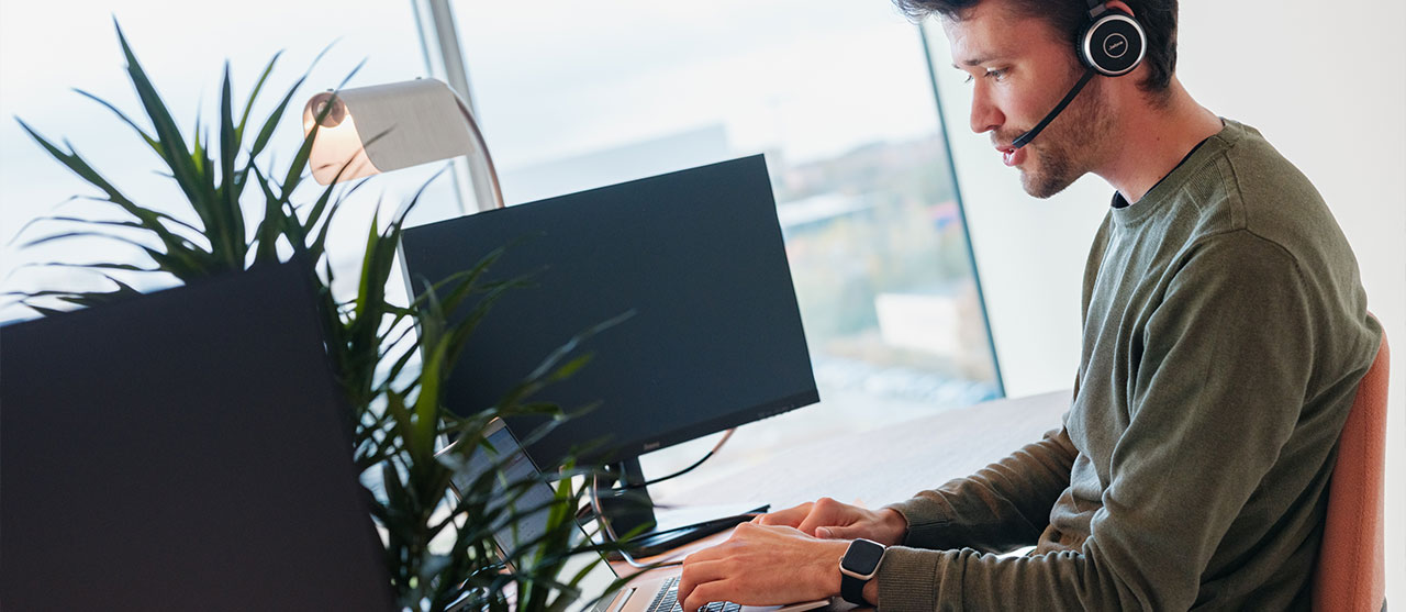 Twee lachende studenten people & organisation met afstudeerhoed.