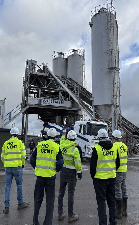 Studenten uit de graduaatsopleiding werforganisatie afstudeerrichting wegenbouw aan HOGENT op bedrijfsbezoek bij Willemen Infra.