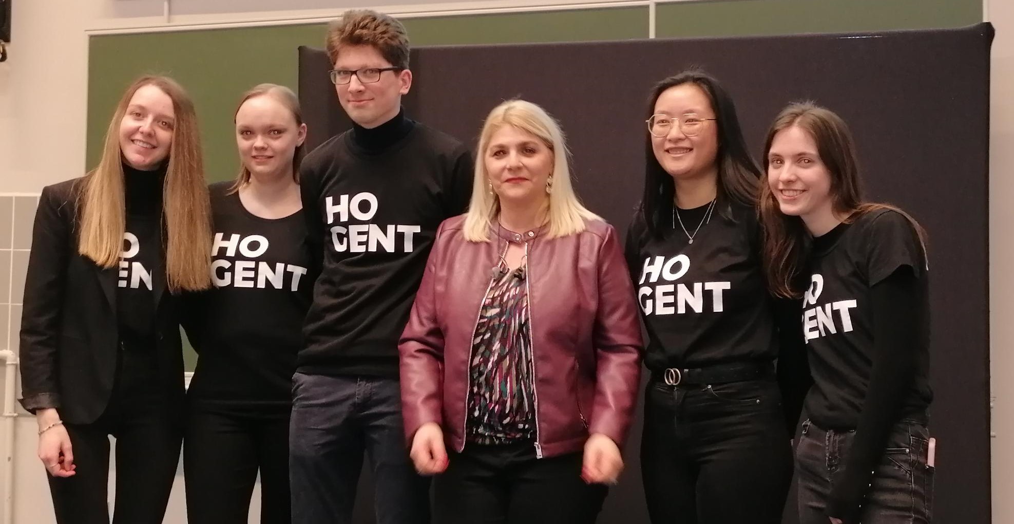 sandra kim met studenten in hogent-sweater