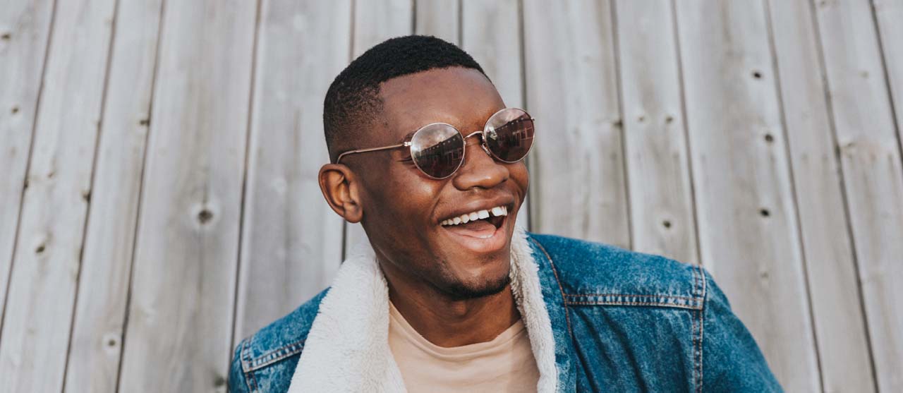 Lachende student secundair onderwijs aan HOGENT.