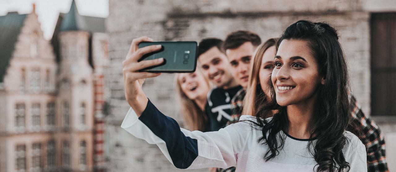 Studente agro-ecologie van HOGENT neemt een groepsselfie tijdens een uitwisseling in het buitenland.