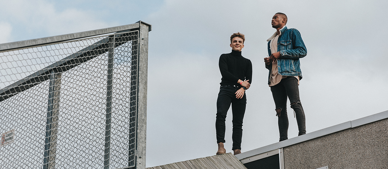 Twee studenten uit de bachelor vastgoed op het dak van de campus van HOGENT.